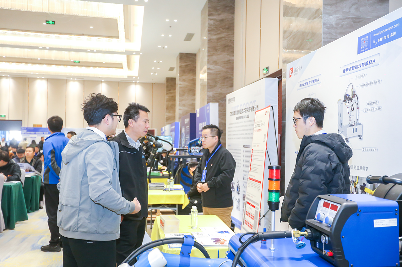 江苏壹号娱乐携便携式智能焊接机器人亮相2025船舶工业数智化创新技术交流大会 江苏壹号娱乐携便携式智能焊接机器人亮相2025船舶工业数智化创新技术交流大会