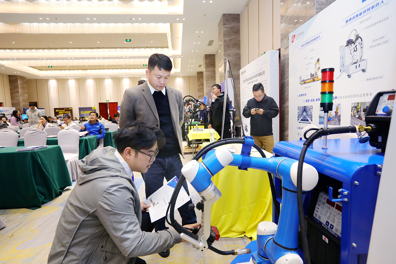 江苏壹号娱乐携便携式智能焊接机器人亮相2025船舶工业数智化创新技术交流大会 江苏壹号娱乐携便携式智能焊接机器人亮相2025船舶工业数智化创新技术交流大会